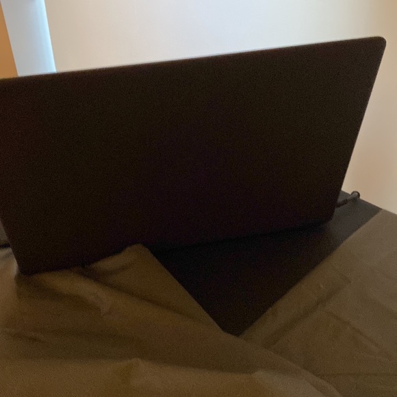 A laptop - Picture 2 of 4